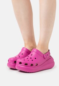 Crocs CRUSH UNISEX - Zuecos - fuchsia fun