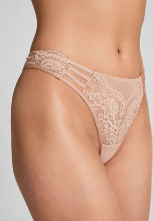 Kant en mesh hipsterondergoed in nude, met zijkanten en bloemenkantdetails, een soepele textuur en naadloze afwerking.
