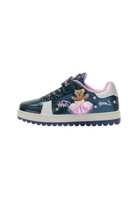 Sneakers blu navale con un accento argento scintillante. Presentano un design con orso e tutù rosa, cinturino in velcro e suola in gomma antiscivolo.