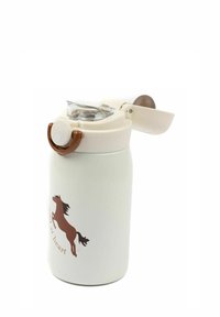 Bela izolacijska steklenica z rjavim konjičnim motivom, plastičnim ročajem in prozornim pokrovom z odpiranjem na klik. Gladek tekstura, cilindrična oblika in minimalističen dizajn.