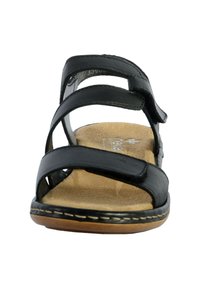 Zwarte leren sandaal met drie brede bandjes, verstelbare sluiting en een gevoerd beige voetbed. Heeft een gestikte bruine zool.