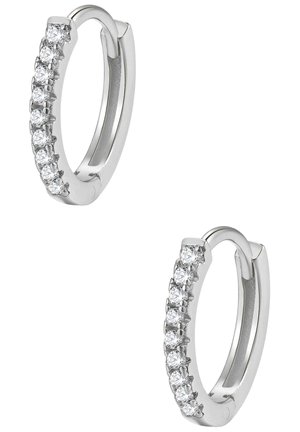 Paire de boucles d'oreilles créoles en argent serties de petites pierres précieuses rondes et transparentes le long du bord avant, avec fermeture à charnière visible.