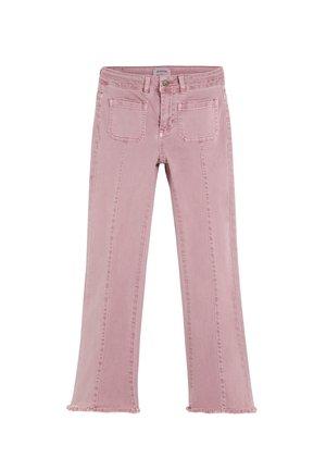 Jeans de mezclilla rosa con bolsillos frontales, cierre de botón, piernas rectas y bordes deshilachados.