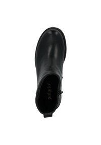 Botín negro hecho de cuero suave, con puntera redondeada, cremallera lateral y una pequeña lengüeta en el talón para facilitar su uso.