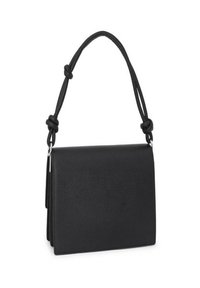 Bolso negro con un diseño estructurado, hecho de un material texturizado, que cuenta con un asa anudada y detalles en tono plateado.