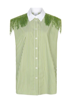 Groen gestreept shirt met korte mouwen en een witte kraag; heeft gestructureerde groene franjes op de schouders en stoffen knopen aan de voorkant.