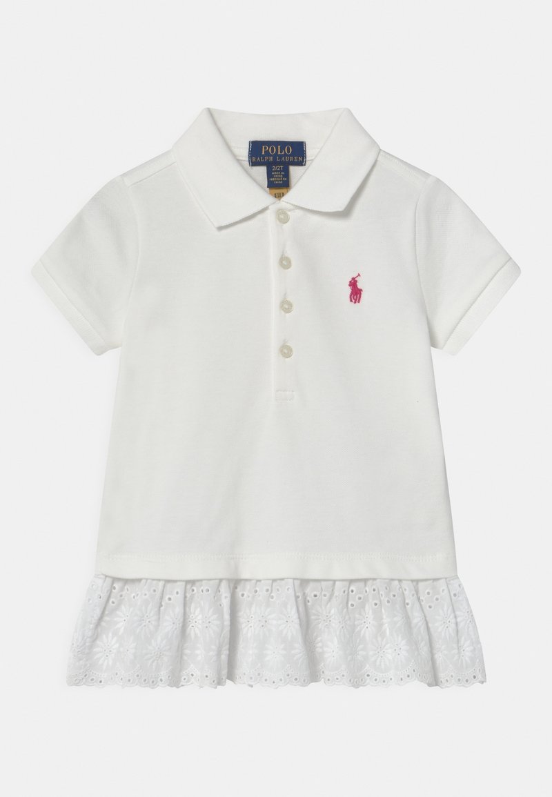 Vit polo skjorta med krage, korta ärmar och en ljusrosa broderad logotyp. Har en dekorativ spetskant vid nederkanten.
