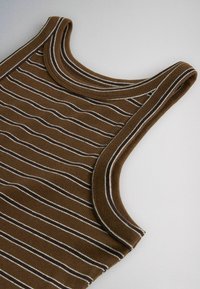 Camiseta de tirantes marrón con canalé, con finas rayas horizontales blancas, cuello redondo y tirantes anchos, colocada plana sobre una superficie clara.