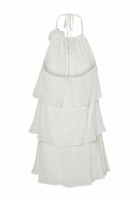 Robe blanche à col halter avec volants superposés, tissu léger, dos nu, bretelles réglables et accent floral près du décolleté.