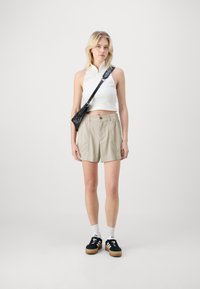 GAP EASY UTILITY - Shortsit - beige
