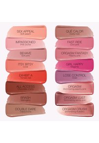 Nuanciers de douze teintes mates et scintillantes de rouge à lèvres aux noms tels que Soft peach, Coral, Magenta, Violet, Mahogany et Cappuccino.