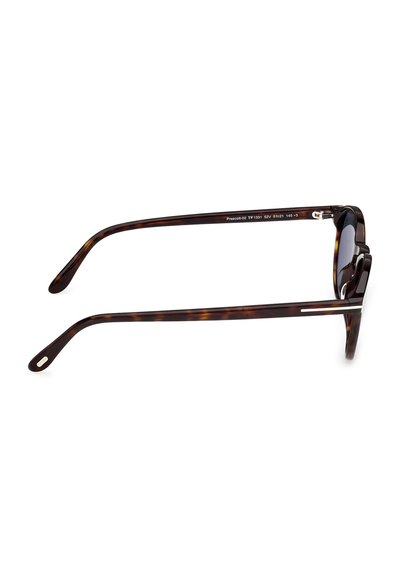 Montatura rettangolare per occhiali in tartaruga marrone vista di lato, con testo visibile sulle aste e dettagli argentati vicino alle cerniere.