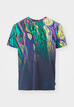 Kortærmet t-shirt med et farverigt abstrakt design, der indeholder grønne, blå, pink og gule mønstre på en mørk baggrund; blød stofstruktur.