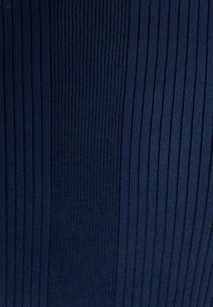 Tessuto di maglia blu scuro con strisce verticali alternate a coste e a trama liscia.