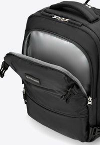 Zaino nero realizzato con un tessuto durevole, tasca esterna con zip e un interno spazioso. Presenta un rivestimento argentato e un'etichetta con il marchio.