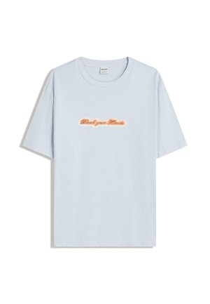 Himmelblaues Baumwoll-T-Shirt mit kurzen Ärmeln und Rundhalsausschnitt. Mit einem stilisierten orangen Druck mit dem Text "Danke, Bitte."