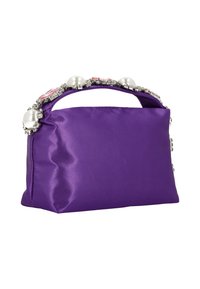 Lila szatén kézitáska strukturált formával, gyöngyökkel és rózsaszín strasszkövekkel díszített fogantyúval.