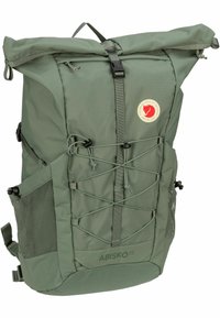 Rucsac din țesătură verde cu închidere tip roll-top, cordon elastic în față, buzunare laterale din plasă și o etichetă cu logo. Capacitate de 25 de litri.