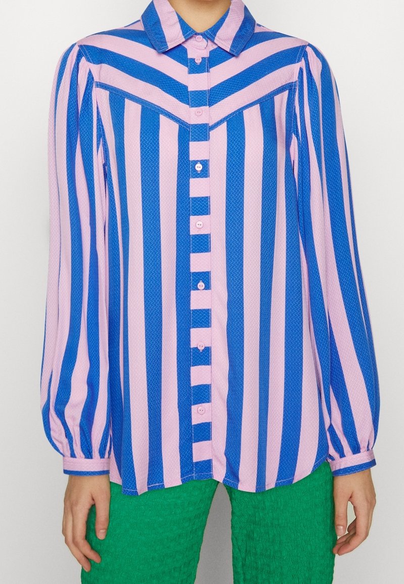 Chemise à manches longues rayée bleu et rose avec col, fermeture à boutons et tissu texturé ; présente des manches bouffantes et des accents contrastants.