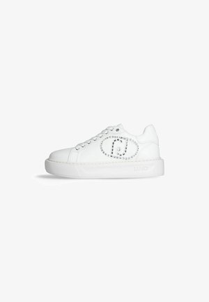 Sneaker bianche basse in pelle liscia, con decorativi strass disposti in un motivo circolare e suola in gomma testurizzata.
