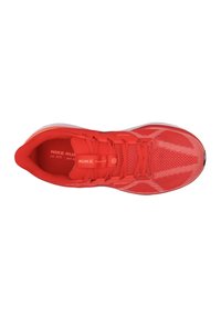 Scarpa sportiva rossa con tomaia in mesh, punta rinforzata, lacci piatti e soletta ammortizzata. Presenta il logo Nike sulla linguetta e sulla soletta.