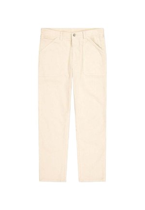 Beige corduroy broek met rechte pijpen, voorzakken als opgestikte zakken en knoopsluiting in de taille op een witte achtergrond.