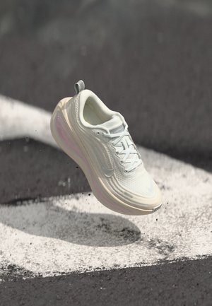 VOMERO PLUS - Road running shoes - summit white/chalk/phantom/pure platinum-coloured