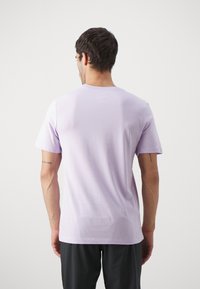 Nike Performance TEE TRAIL LOGO - Spordi T-särk - violet mist