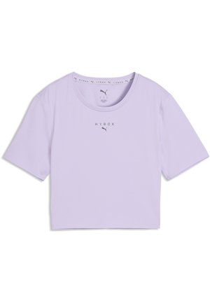 Lilla kortærmet cropped top med rund halsudskæring, trykt med "HYROX" og Puma-logoer på brystet og indersiden af kraven.