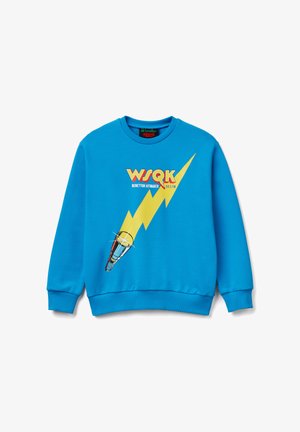 Felpa blu brillante con fulmine giallo, torcia elettrica e testo "WSQK Benetton Hitmaker 94.5 FM" sul davanti.