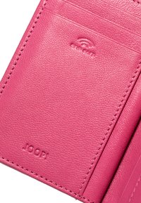 Portafoglio in pelle rosa con finitura texture. Presenta un logo impresso e più scomparti per carte. Bordo cucito e dettagli di protezione RFID.