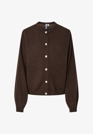 Ruda megzta kardiganas su ilgomis rankovėmis, apvaliu kaklu ir šešiomis baltomis sagomis priekyje.