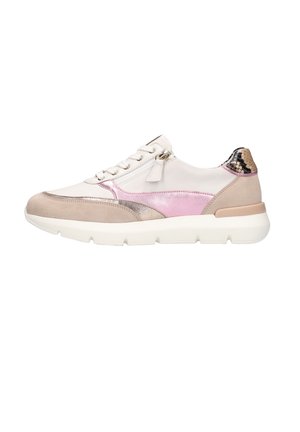 Witte en roze sneaker met beige en metallic accenten, een witte zool, een zijrits en een slangenleerpatroon op de hielkraag.