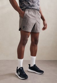 Under Armour PROJECT ROCK CAMP SHORT - Sportovní kraťasy - fresh clay/black