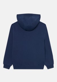 Tricou cu glugă de culoare bleumarin, cu mâneci lungi și manșete ribbate. Material moale cu o textură netedă. Design simplu, fără embellishments vizibile.