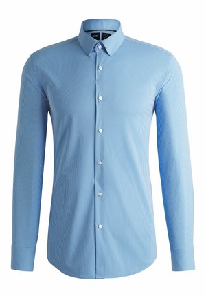 Camicia a maniche lunghe di colore azzurro chiaro con strisce bianche verticali, colletto button-down e orlo arrotondato. Presenta bottoni bianchi e una texture liscia.