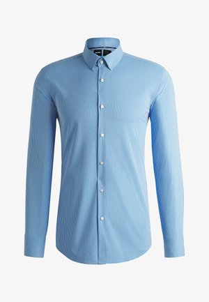 Hellblaues Langarmhemd mit vertikalen weißen Streifen, klassischem Kragen und abgerundetem Saum. Verfügt über weiße Knöpfe und eine glatte Textur.