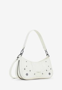 Weißes Leder-Handtasche mit geschwungener Form, ausgestattet mit dekorativen Nähten und metallischen Akzenten. Mit abnehmbarem Schultergurt.