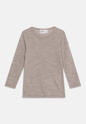 Beige langærmet crewneck-shirt med subtil tekstur, vist fladt mod hvid baggrund.