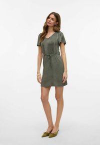 Vestido de manga corta a rayas en oliva y beige, con escote en V y cintura con cordón regulable; tejido suave y dobladillo acampanado.