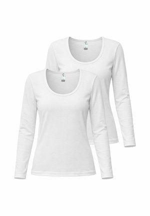 Zwei schlichte weiße Langarmshirts mit Rundhalsausschnitt übereinander gestapelt, Vorderansicht mit glattem Stoff und figurbetonter Form.