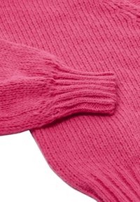 Lebhaftes pinkes Strickoberteil mit gerippten Ärmelbündchen und vertikalen Linien, aus einem weichen, strukturierten Material gefertigt.