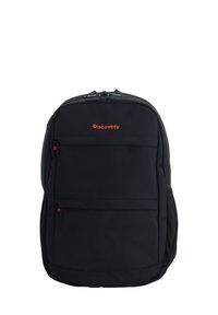 Mochila negra hecha de un tejido resistente, con dos bolsillos delanteros con cremallera, espalda acolchada y logotipo y cremalleras en naranja contrastante.