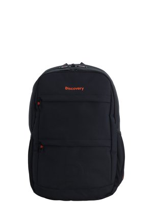 Zaino nero realizzato in tessuto resistente, caratterizzato da due tasche anteriori con cerniera, schienale imbottito e logo e cerniere arancioni a contrasto.