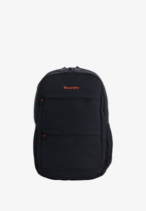 Zaino nero realizzato in tessuto resistente, caratterizzato da due tasche anteriori con cerniera, schienale imbottito e logo e cerniere arancioni a contrasto.