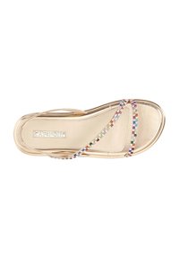 Sandal in pelle dorata con due cinturini incrociati decorati con strass multicolori, finitura metallica liscia e soletta imbottita.
