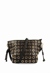 Czarna skórzana torba typu bucket z złotymi oczkami, regulowanym paskiem na ramię, okrągłą podstawą i zapięciem na sznurek. Posiada podwójne, boczne frędzle.