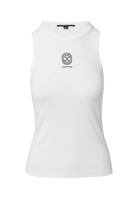 Witte geribbelde tanktop met een ronde hals, voorzien van een klein zwart geborduurd logo in het midden. Geen mouwen, aansluitend ontwerp.