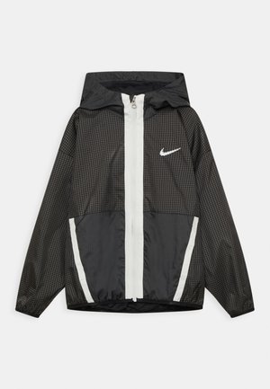Czarna kurtka wiatrówka z kapturem, białym zamkiem i logo Nike, z wzorem w kratę i odblaskowymi bocznymi paskami.