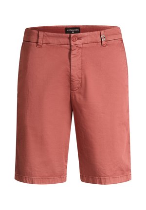 Herenrechte, zalmrode katoenen korte broek met knoop- en ritssluiting, riemlussen en Strellson merklabel op de tailleband.